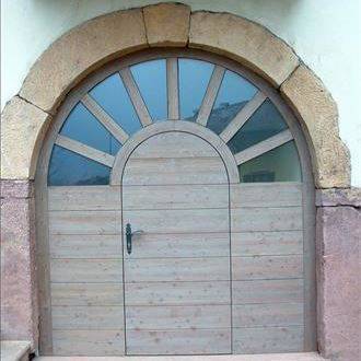 Rivestiamo porte e basculanti in legno